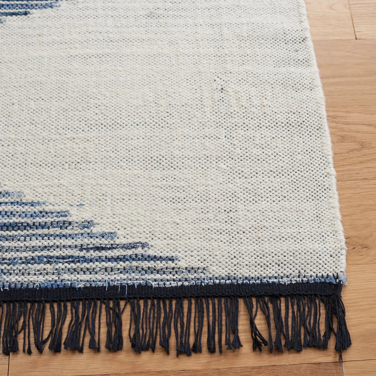 Safavieh Kilim 4'-0" x 6'-0" Rug in Ivory / Blue