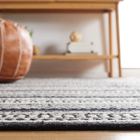 Safavieh Montauk 4'-0" x 6'-0" Rug in Black / Ivory