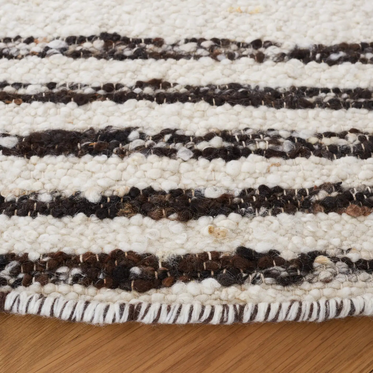 Safavieh Natura 6'-0" x 6'-0" Rug in Black / Ivory