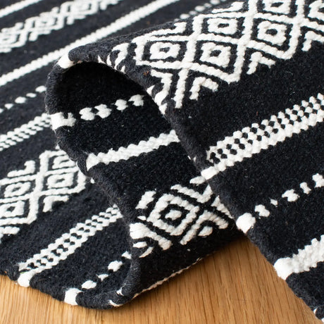 Safavieh Kilim 4'-0" x 6'-0" Rug in Black / Ivory