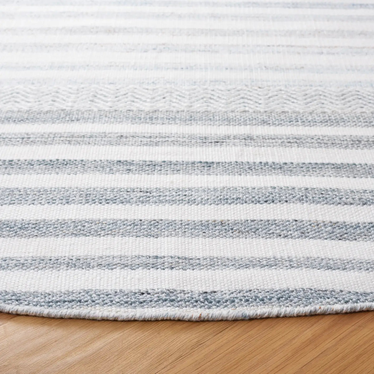 Safavieh Kilim 6'-0" x 6'-0" Rug in Ivory / Light Blue