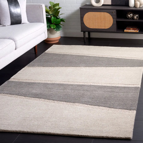 Safavieh Fifth Avenue 4'-0" x 6'-0" Rug in Grey / Charcoal