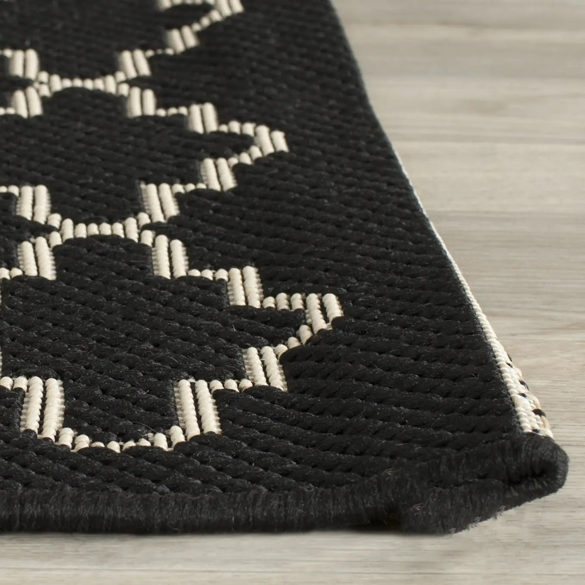 Safavieh Courtyard 4'-0" x 5'-7" Rug in Black / Beige