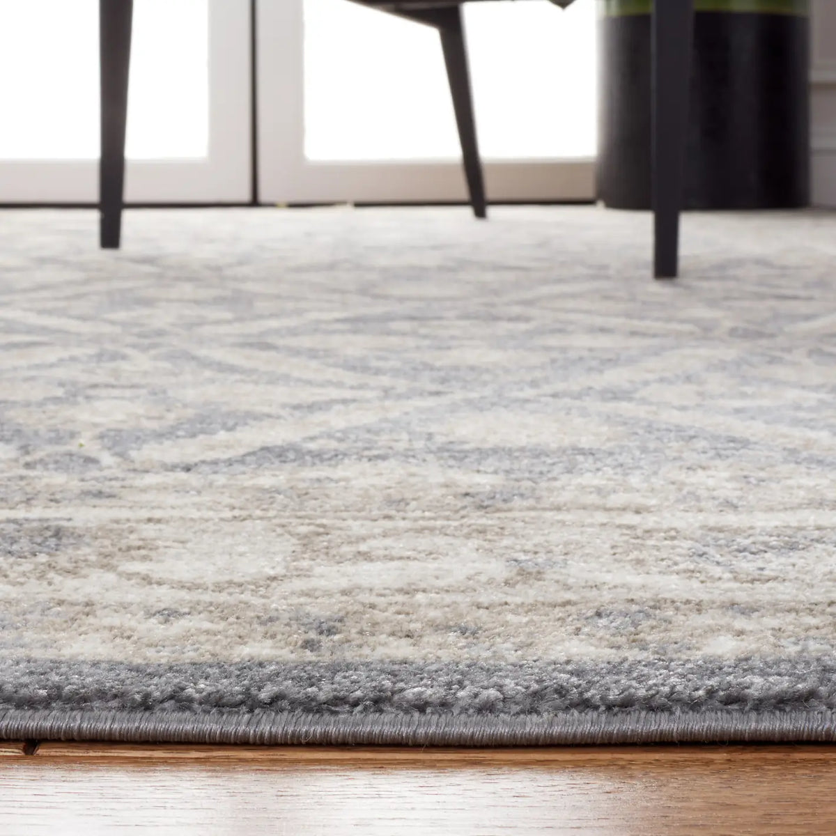 Safavieh Sofia 4'-0" x 5'-7" Rug in Dark Grey / Beige