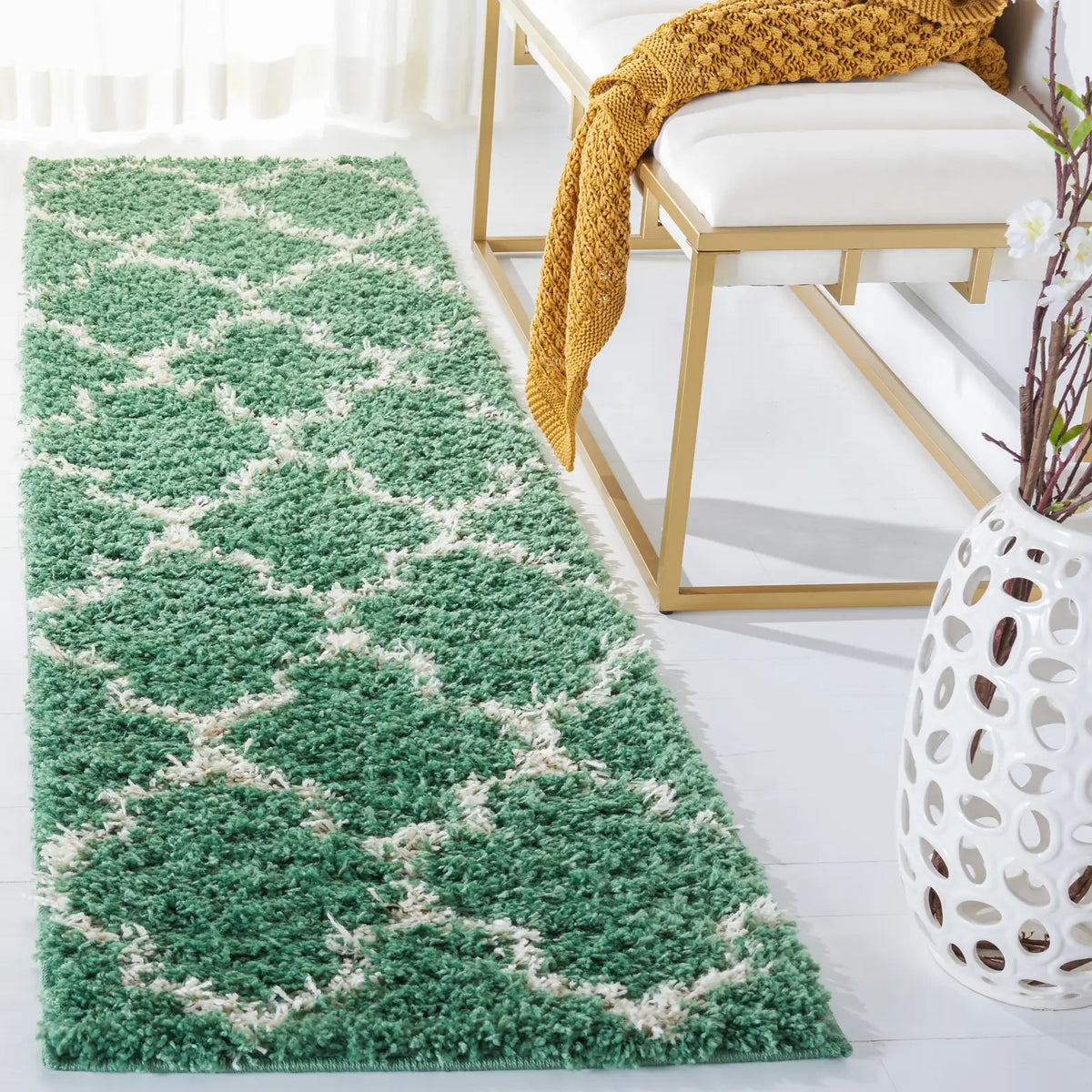 Safavieh Venus Shag 500 2'-2" x 8'-0" Rug in Green / Ivory