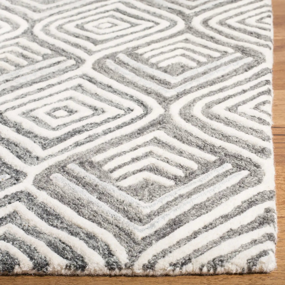 Safavieh Blossom 4'-0" x 6'-0" Rug in Ivory / Grey