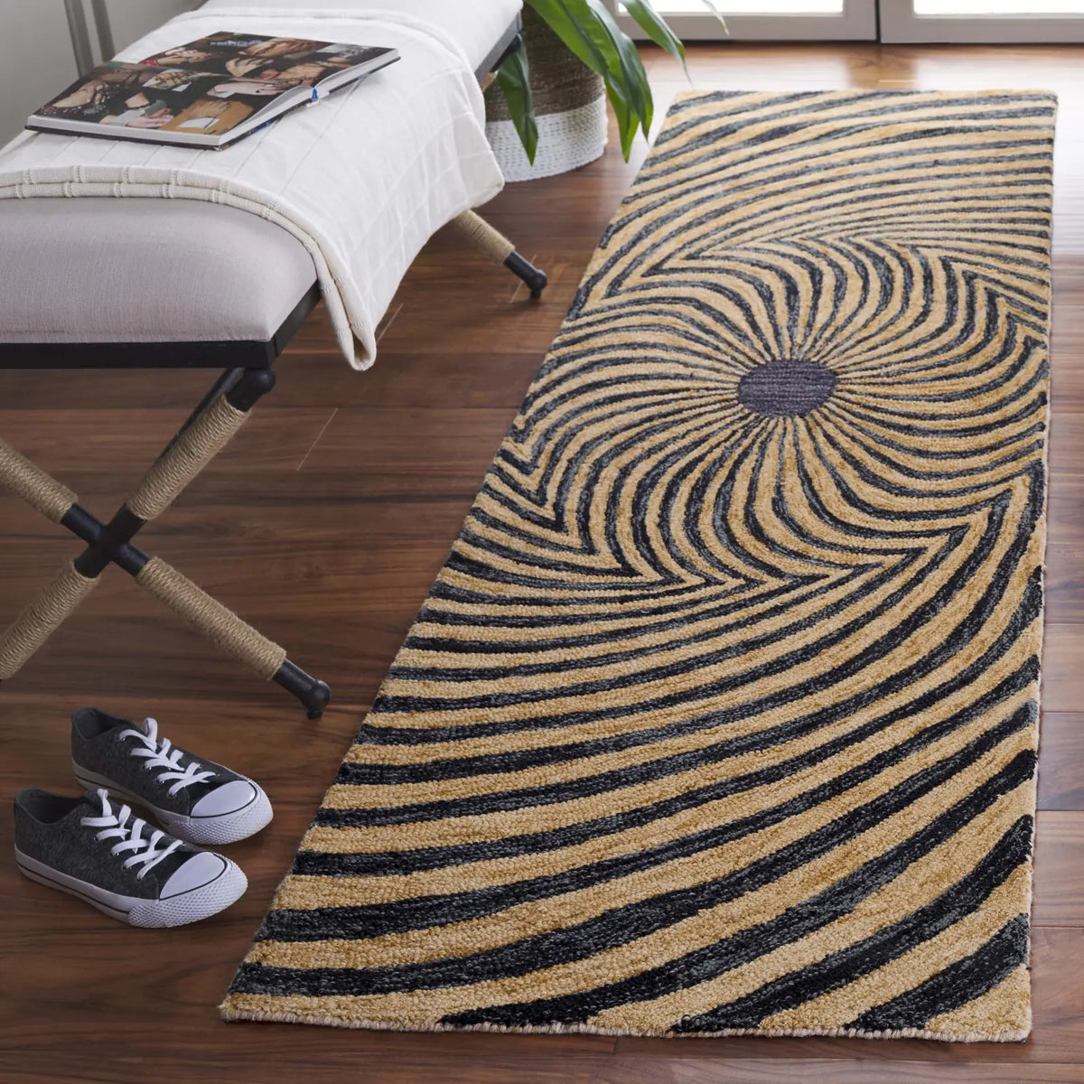 Safavieh Metro 2'-3" x 9'-0" Rug in Black / Gold