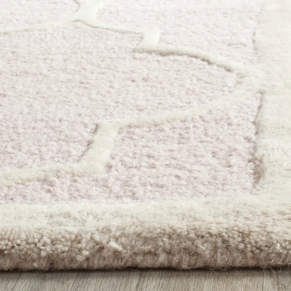 Safavieh Cambridge 5'-0" x 8'-0" Rug in Light Pink / Ivory