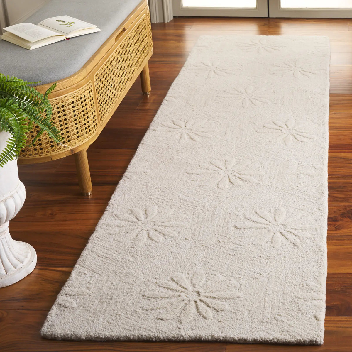 Safavieh Mykonos 2'-3" x 8'-0" Rug in Ivory