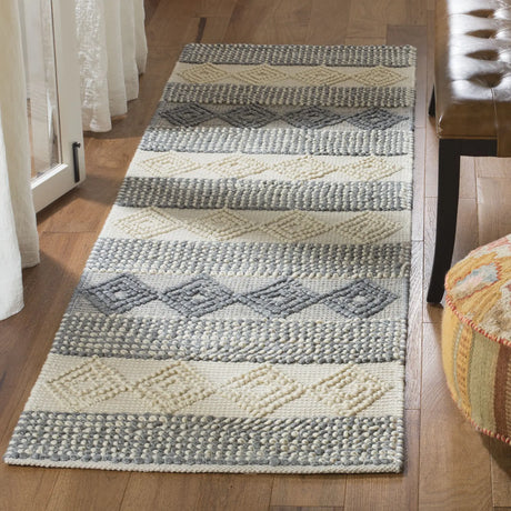 Safavieh Natura 2'-3" x 10'-0" Rug in Grey / Ivory