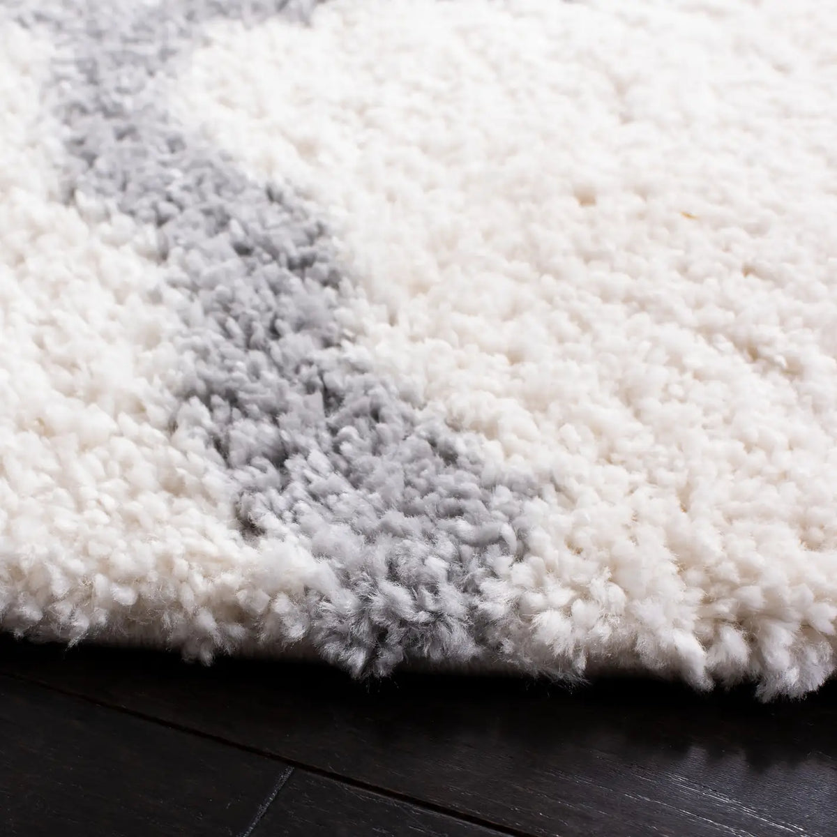 Safavieh Parma Shag 6'-7" x 6'-7" Rug in Cream / Grey