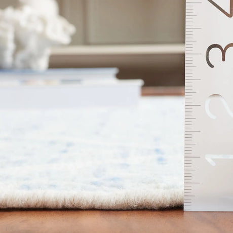 Safavieh Kilim 4'-0" x 6'-0" Rug in Blue / Ivory
