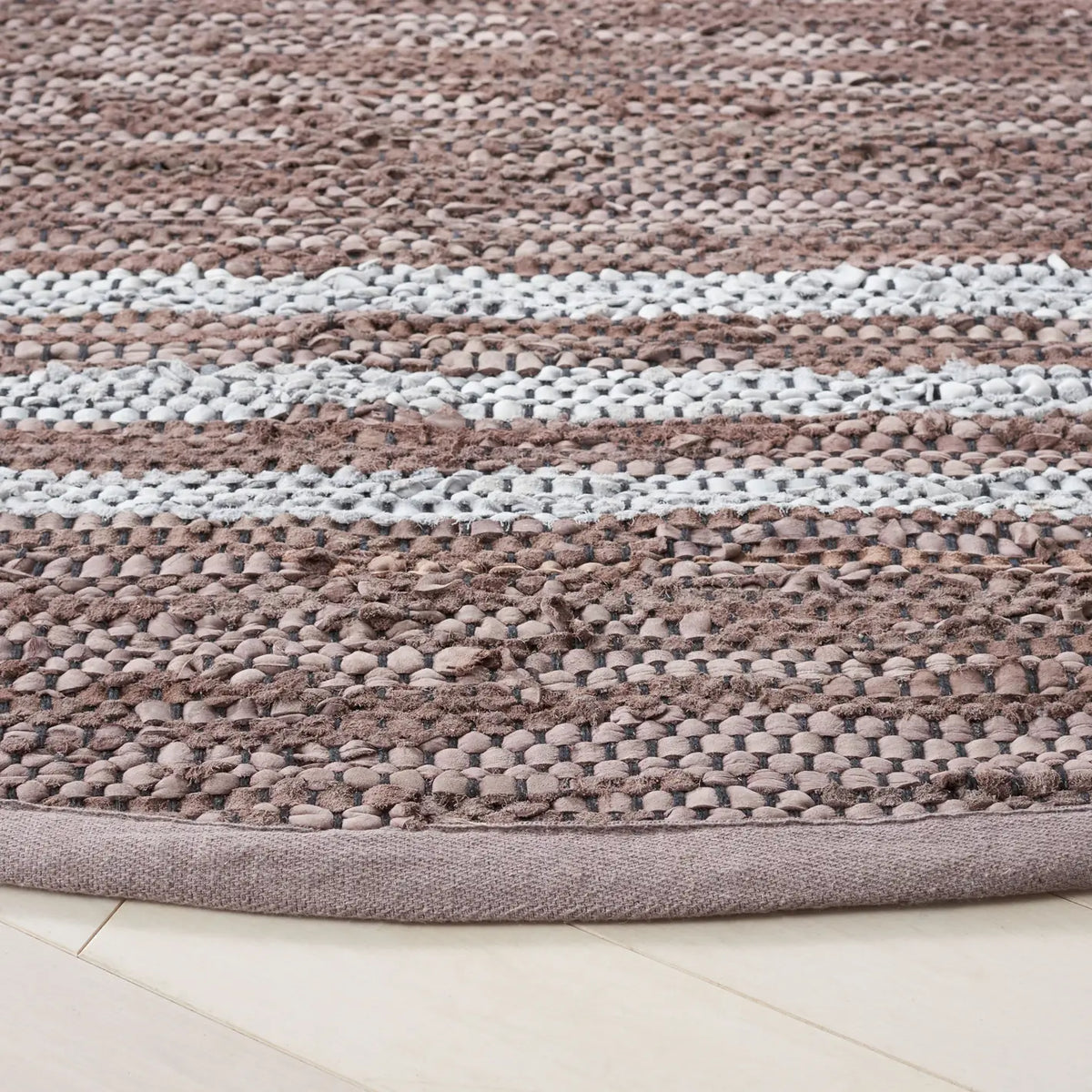 Safavieh Vintage Leather 7'-0" x 7'-0" Rug in Silver / Ivory