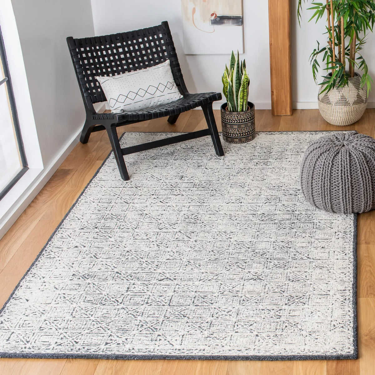 Safavieh Roslyn 4'-0" x 6'-0" Rug in Black / Ivory