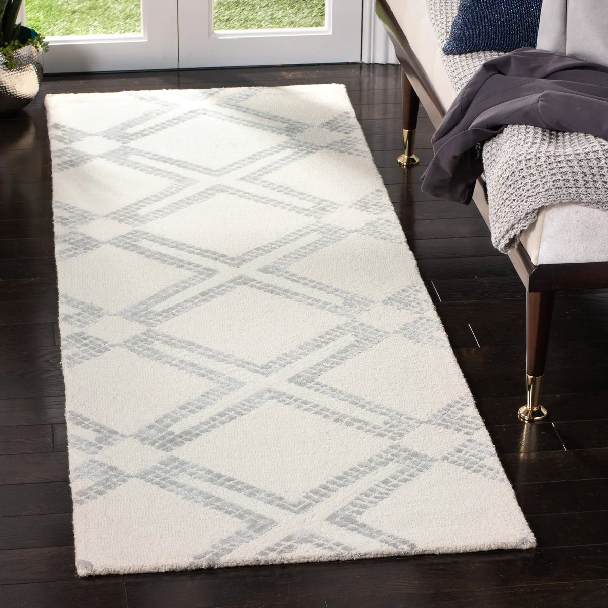 Safavieh Bellagio 2'-3" x 7'-0" Rug in Ivory / Silver