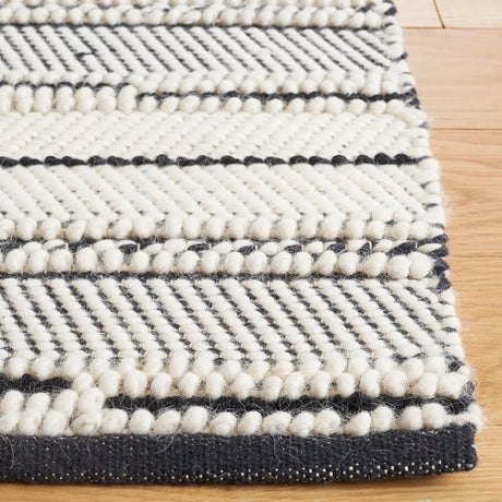 Safavieh Natura 4'-0" x 6'-0" Rug in Black / Ivory
