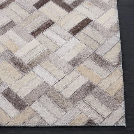 Safavieh Studio Leather 4'-0" x 6'-0" Rug in Black / Grey