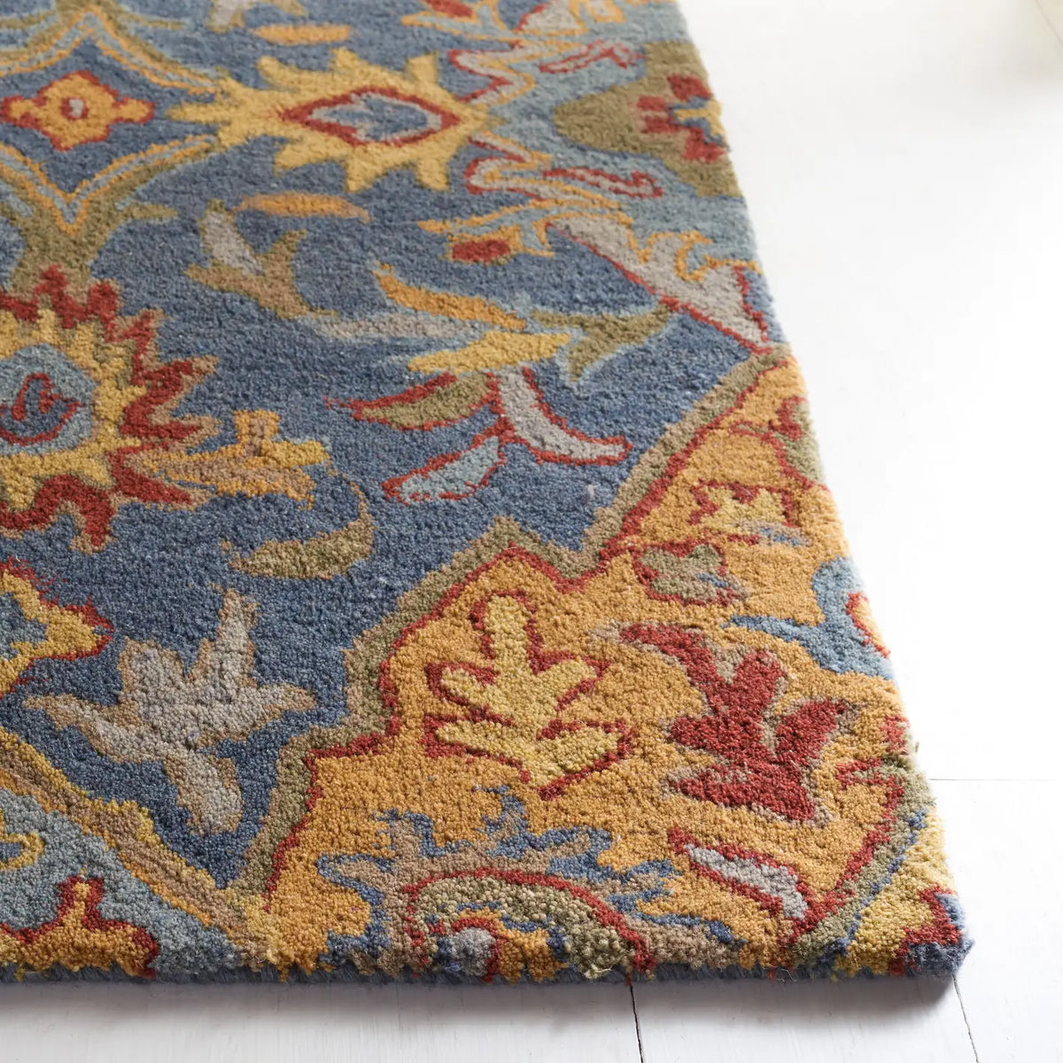 Safavieh Heritage 4'-0" x 6'-0" Rug in Navy / Gold