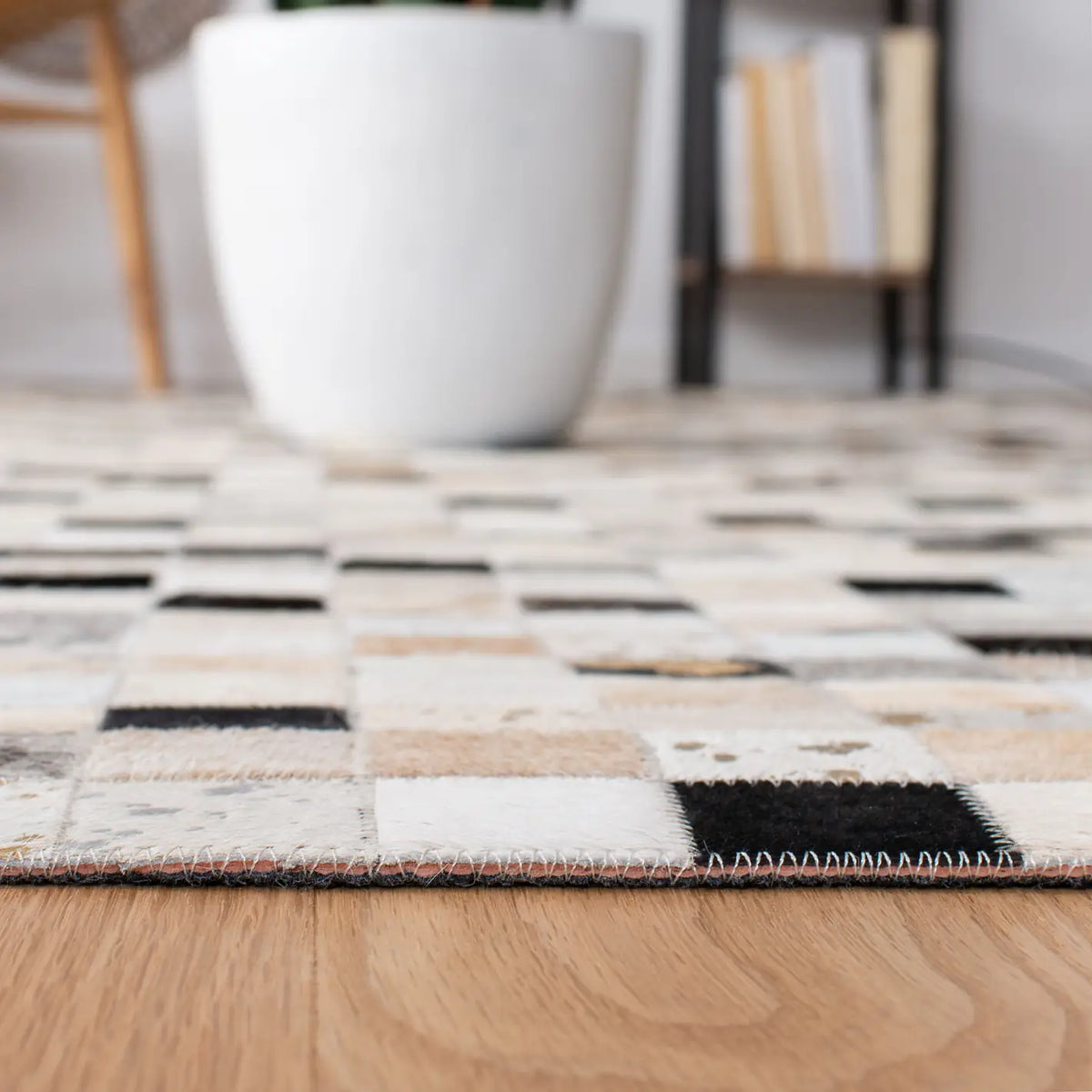 Safavieh Studio Leather 4'-0" x 6'-0" Rug in Ivory / Black