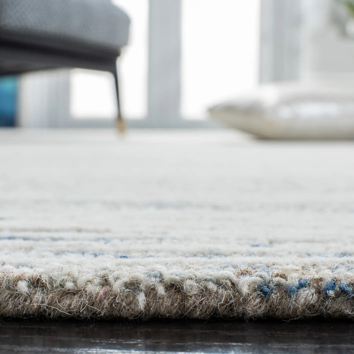 Safavieh Metro 4'-0" x 6'-0" Rug in Light Blue / Ivory