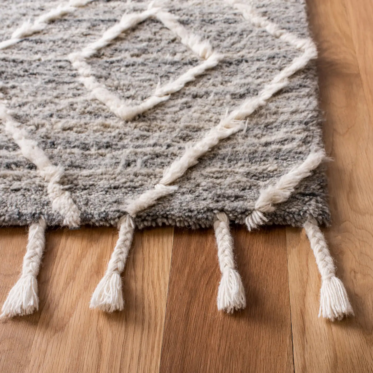 Safavieh Casablanca 4'-0" x 6'-0" Rug in Grey / Ivory