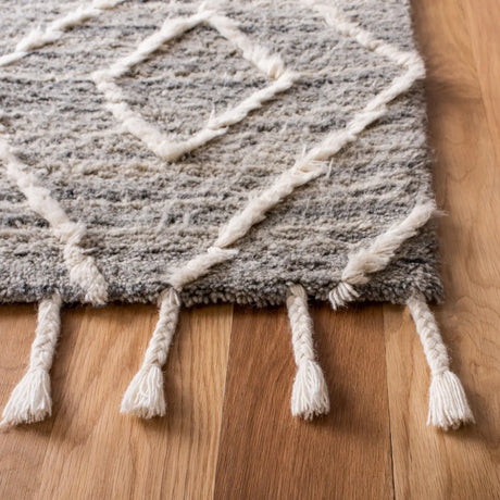 Safavieh Casablanca 4'-0" x 6'-0" Rug in Grey / Ivory