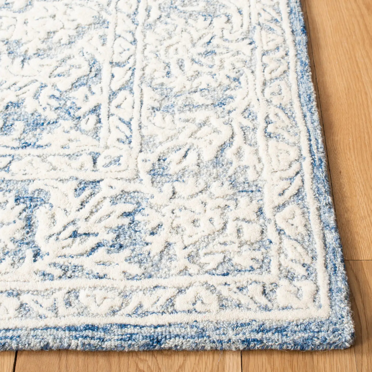 Safavieh Metro 4'-0" x 6'-0" Rug in Blue / Ivory