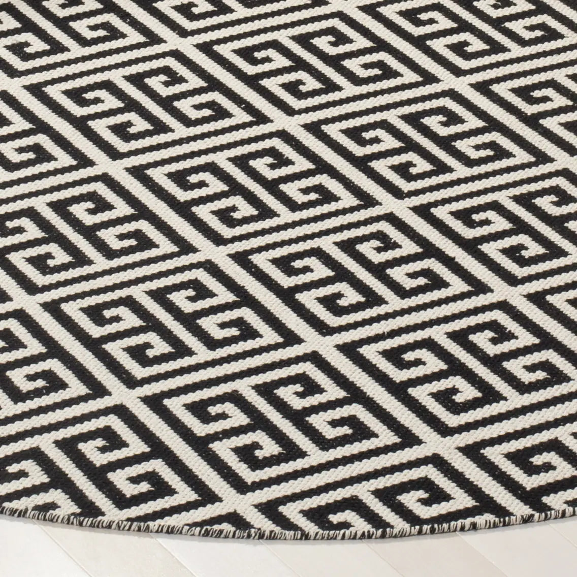 Safavieh Montauk 6'-0" x 6'-0" Rug in Black / Ivory