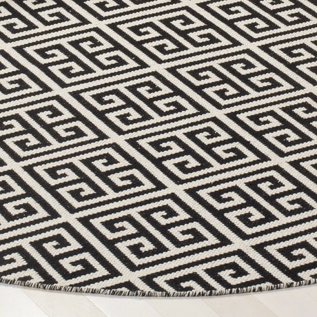 Safavieh Montauk 6'-0" x 6'-0" Rug in Black / Ivory