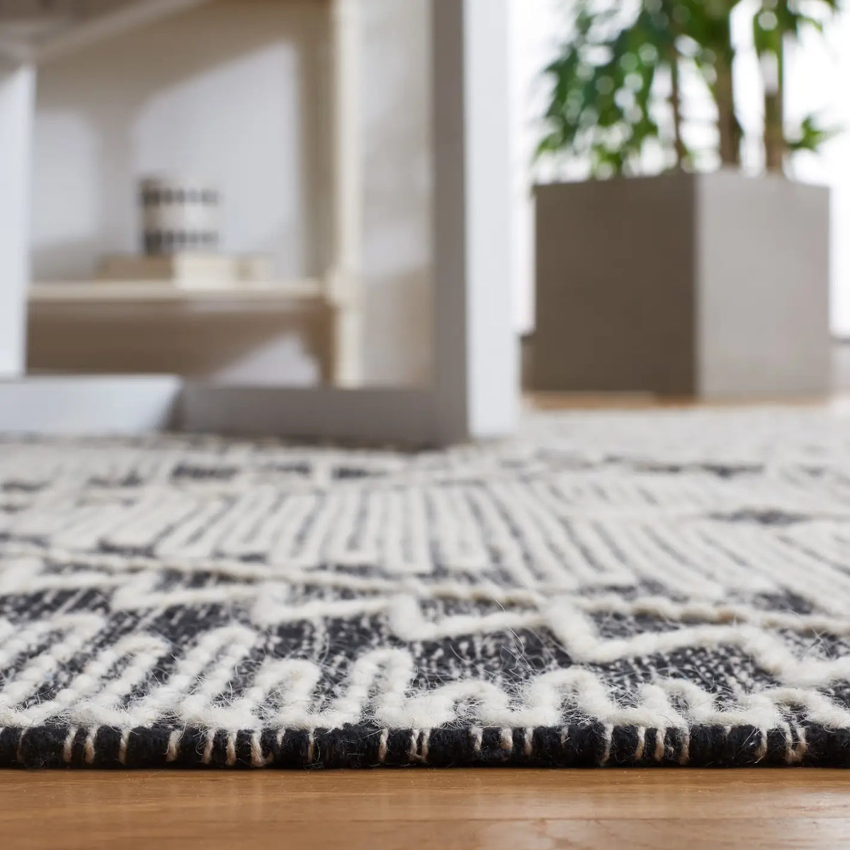 Safavieh Kilim 4'-0" x 6'-0" Rug in Ivory / Black