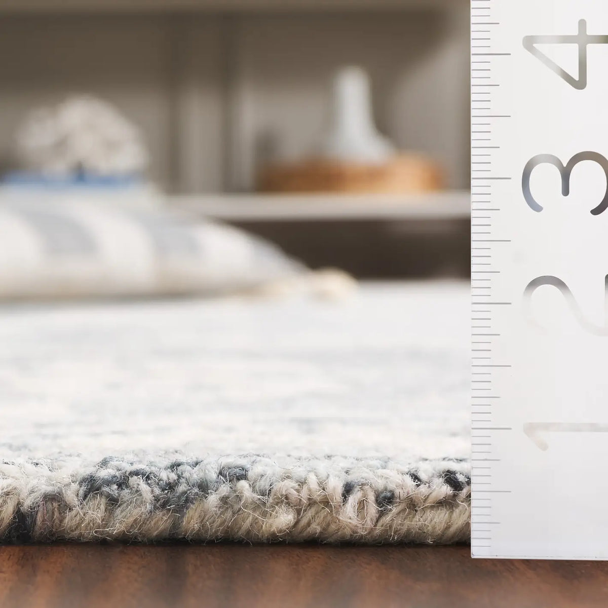 Safavieh Capri 4'-0" x 6'-0" Rug in Blue / Ivory