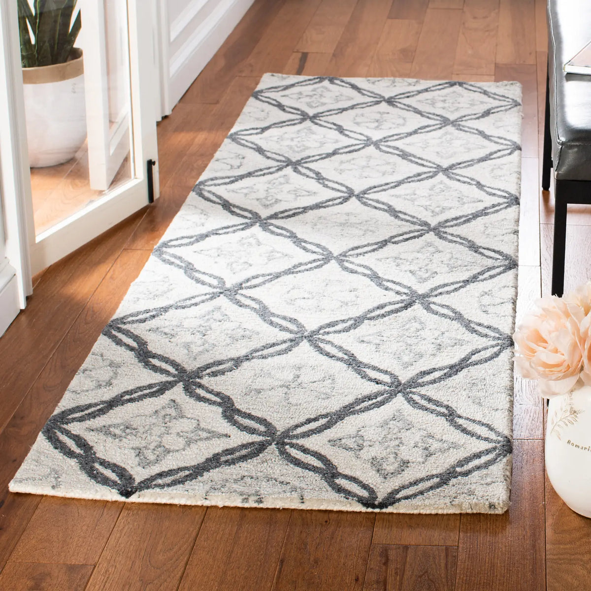 Safavieh Marquee 2'-6" x 8'-0" Rug in Ivory / Grey