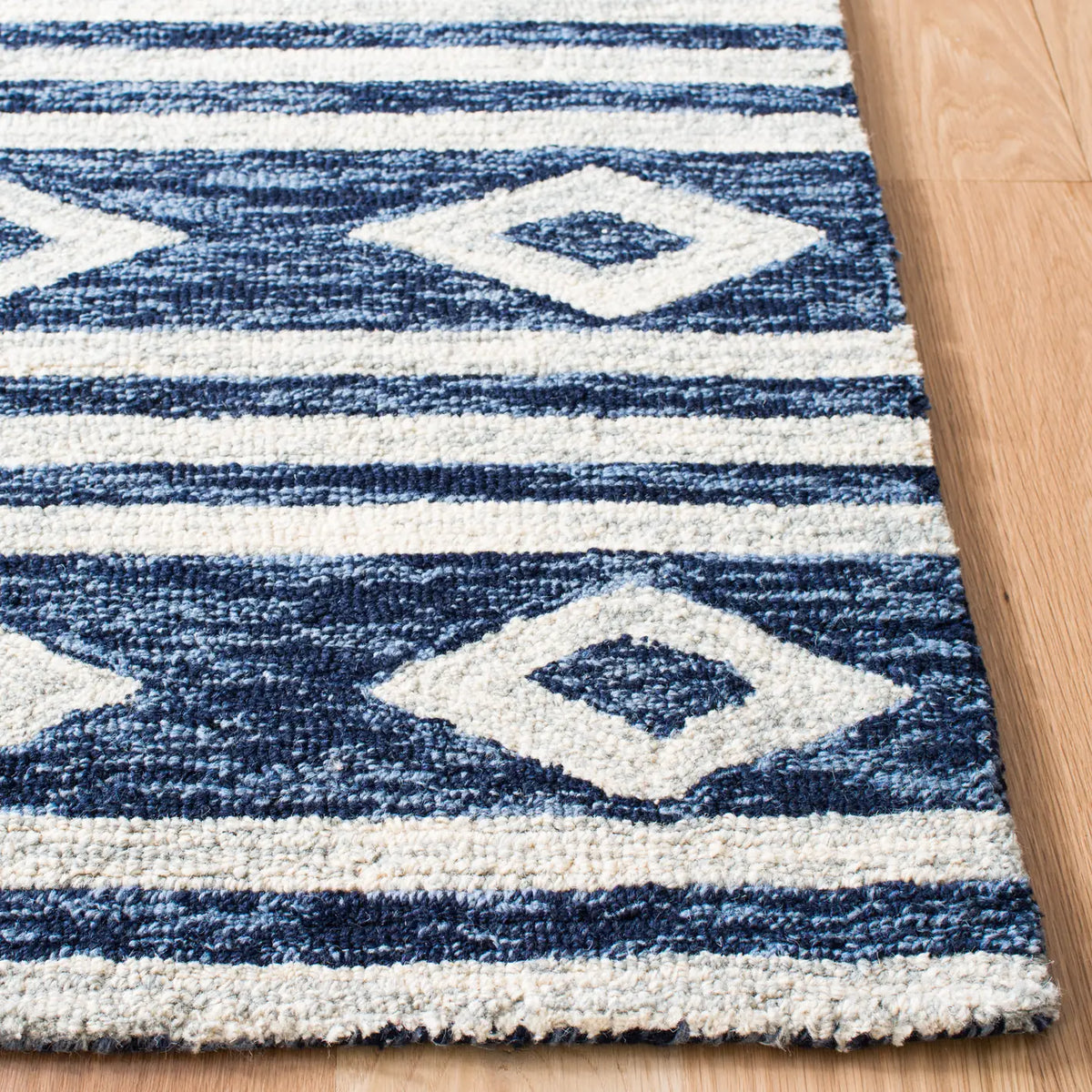 Safavieh Micro-Loop 5'-0" x 8'-0" Rug in Navy / Ivory