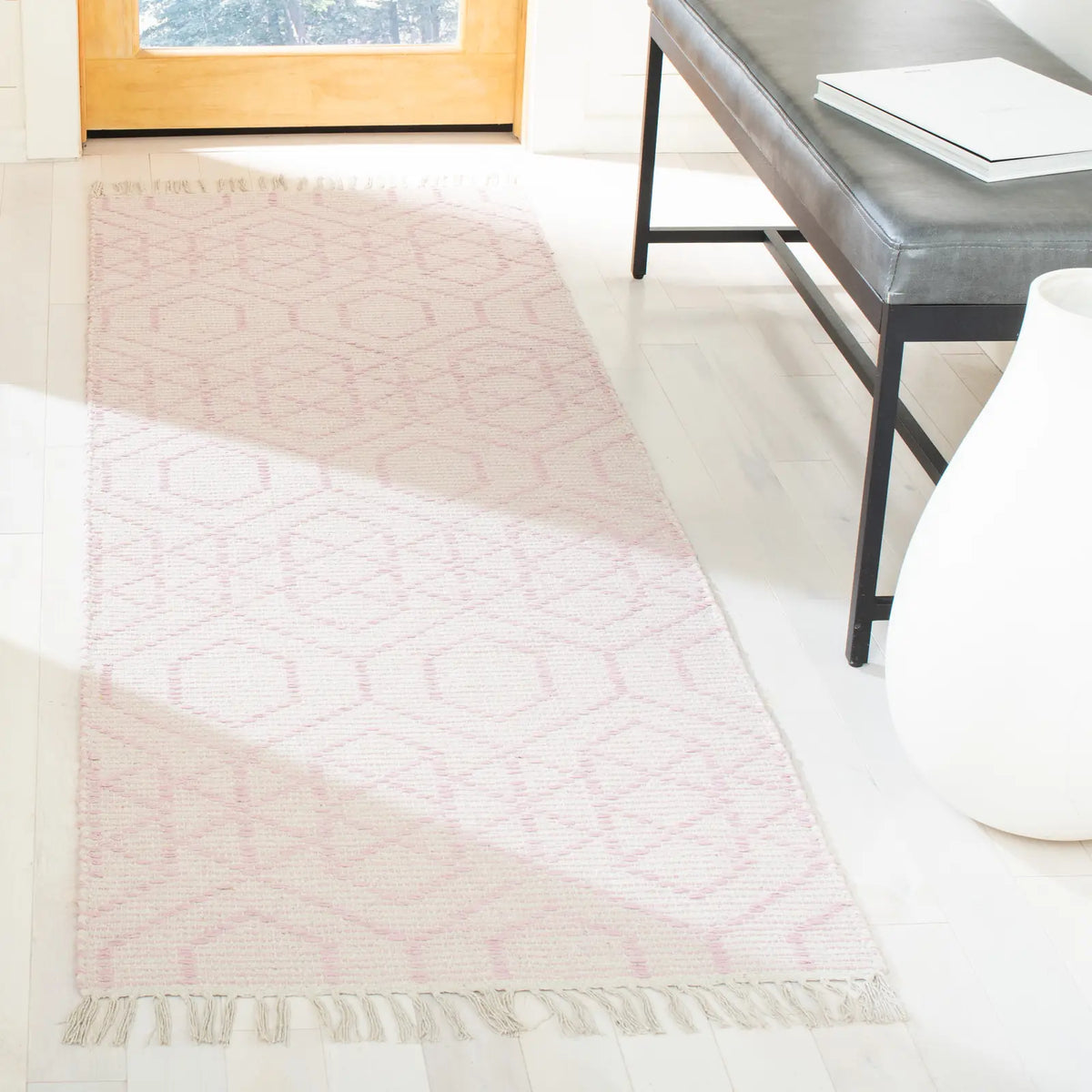 Safavieh Montauk 2'-3" x 7'-0" Rug in Pink / Ivory