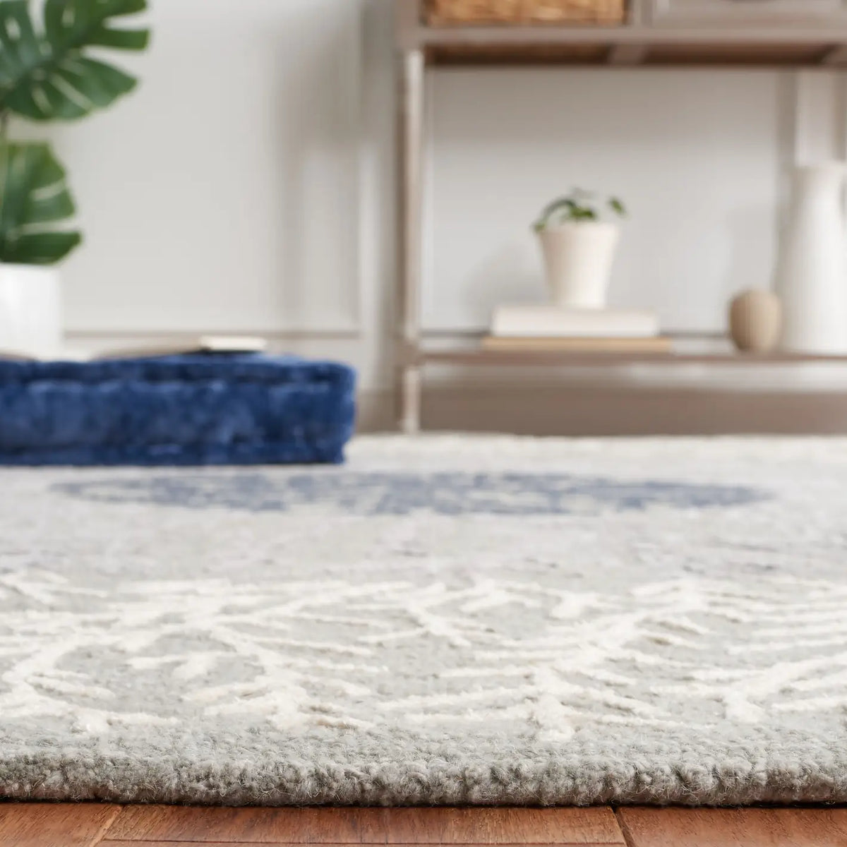Safavieh Soho 4'-0" x 6'-0" Rug in Grey / Ivory