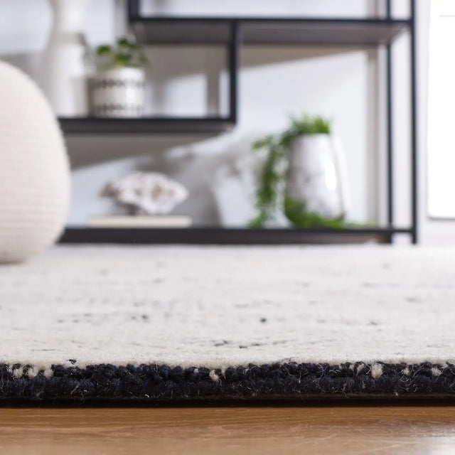 Safavieh Metro 4'-0" x 6'-0" Rug in Black / Ivory