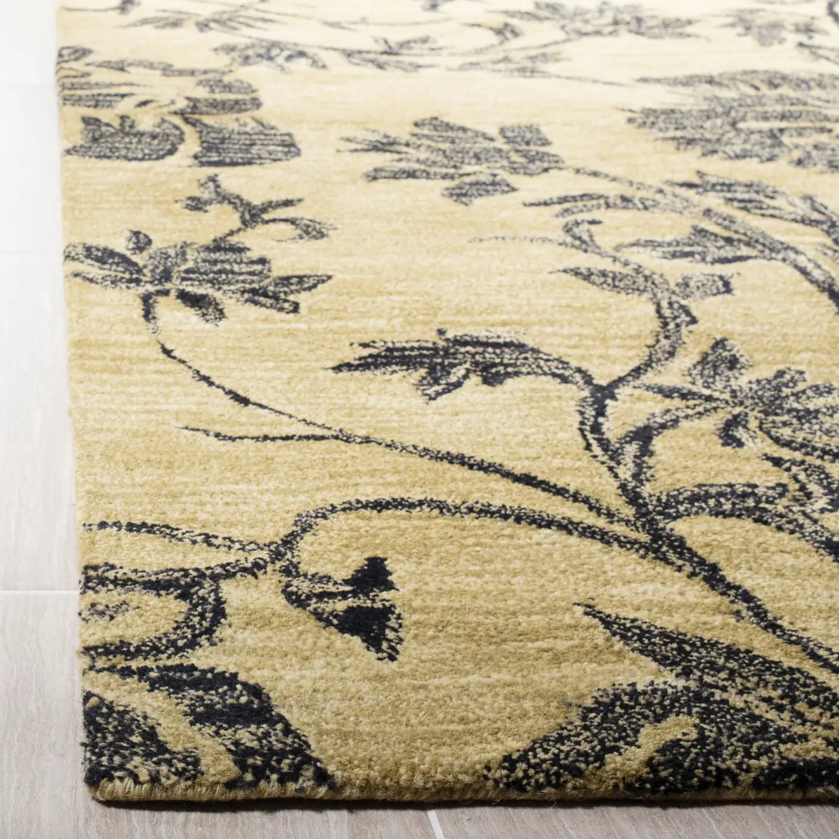 Safavieh Soho 3'-6" x 5'-6" Rug in Gold / Black