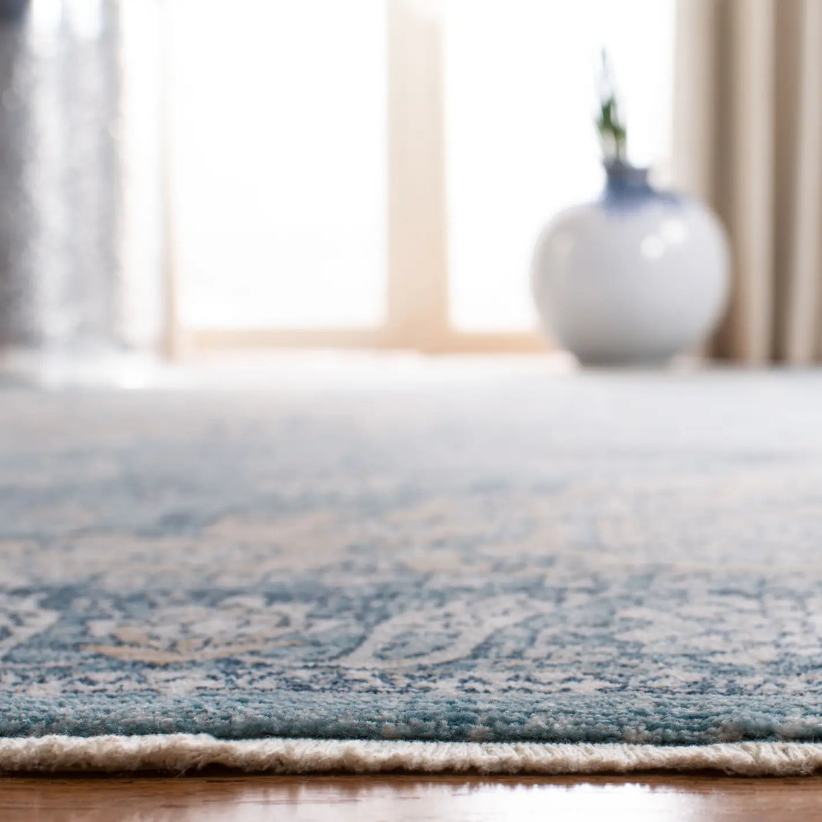 Safavieh Victoria 4'-0" x 6'-0" Rug in Blue / Grey