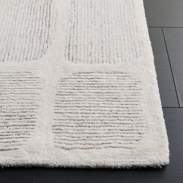 Safavieh Metro 4'-0" x 6'-0" Rug in Ivory / Grey