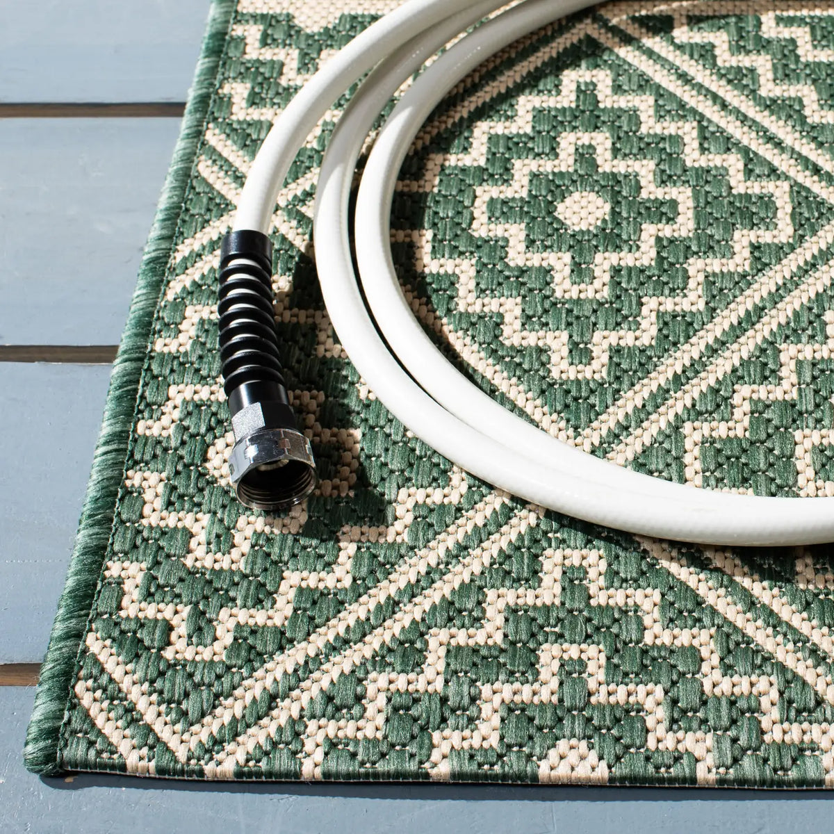 Safavieh Courtyard 4'-0" x 5'-7" Rug in Dark Green / Beige