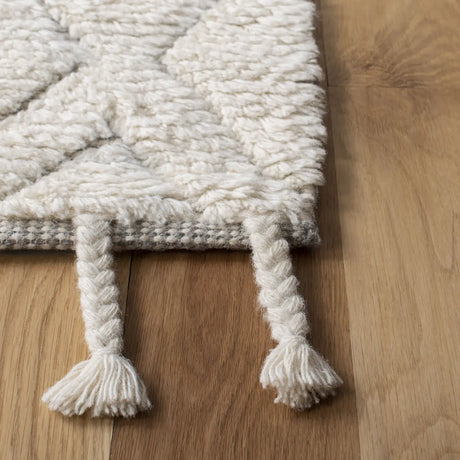 Safavieh Casablanca 4'-0" x 6'-0" Rug in Ivory