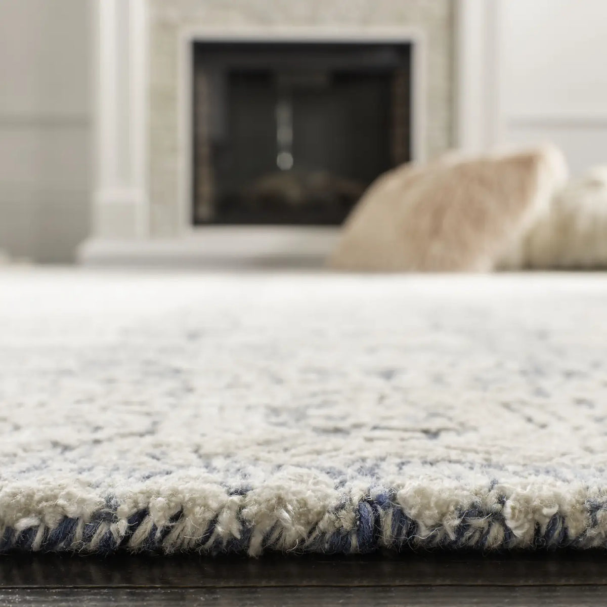 Safavieh Glamour 4'-0" x 6'-0" Rug in Blue / Ivory