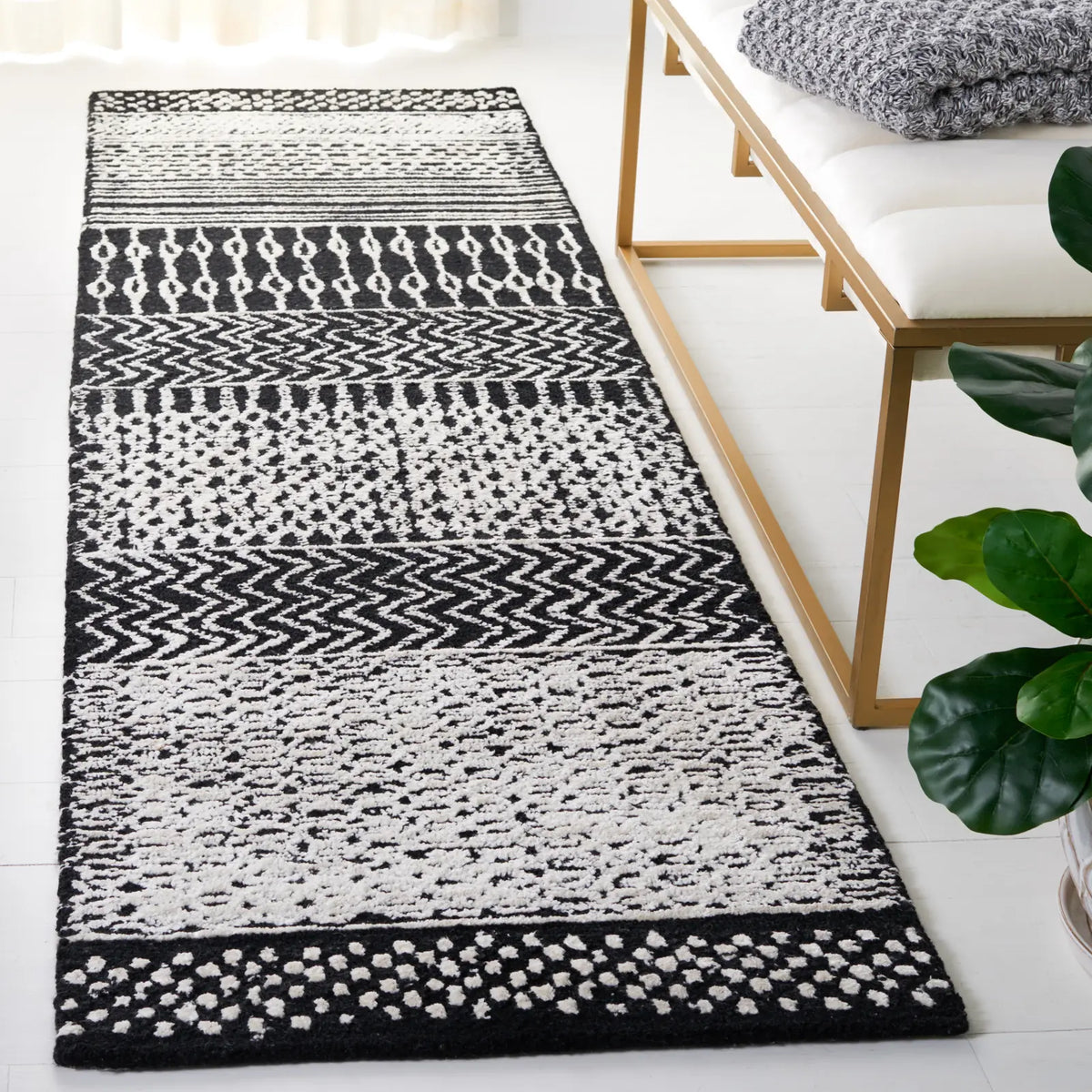 Safavieh Glamour 2'-3" x 8'-0" Rug in Black / Ivory