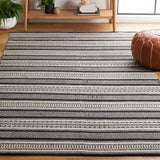 Safavieh Montauk 4'-0" x 6'-0" Rug in Black / Ivory