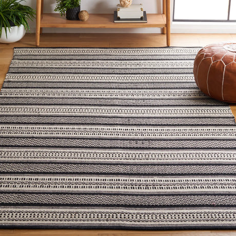 Safavieh Montauk 4'-0" x 6'-0" Rug in Black / Ivory