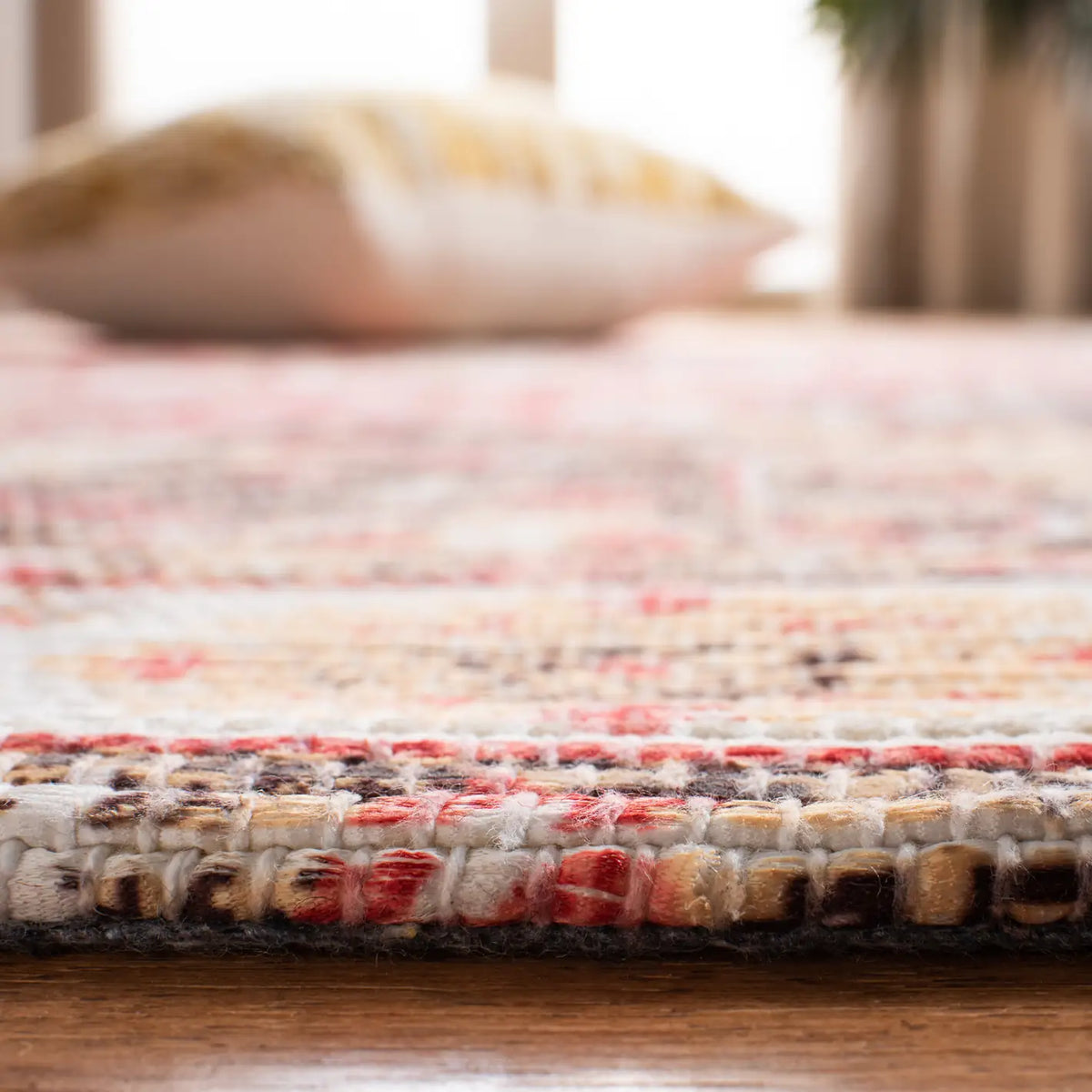 Safavieh Saffron 4'-0" x 6'-0" Rug in Ivory / Red