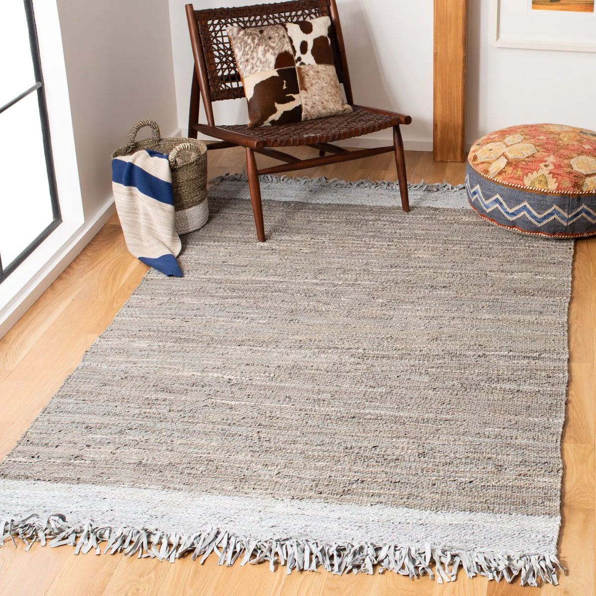 Safavieh Vintage Leather 4'-0" x 6'-0" Rug in Light Grey / Taupe