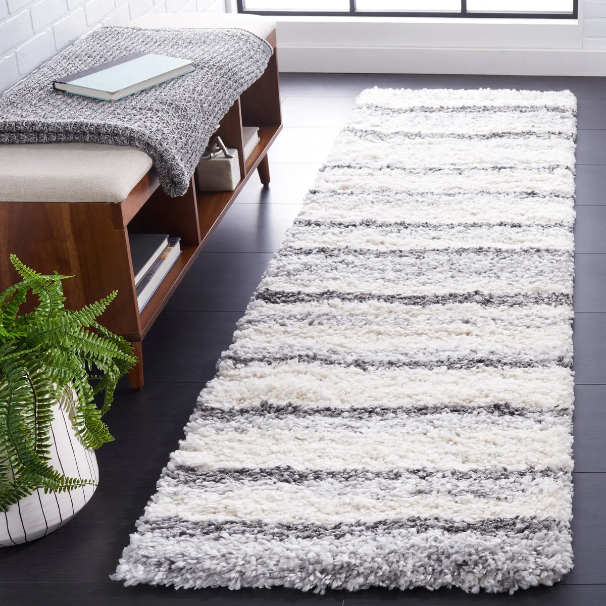 Safavieh Fontana Shag  800 2'-3" x 8'-0" Rug in Ivory / Grey
