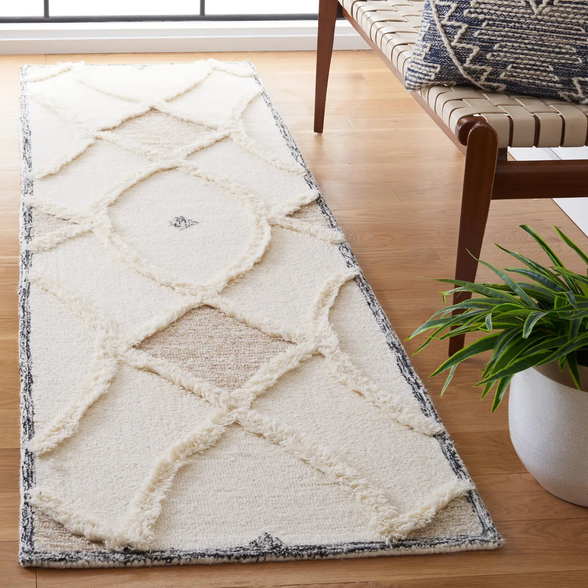 Safavieh Casablanca 2'-3" x 8'-0" Rug in Ivory / Brown