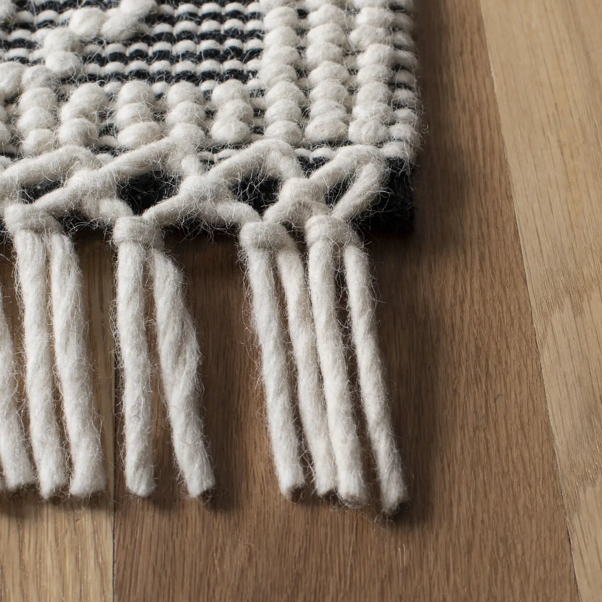 Safavieh Natura 4'-0" x 6'-0" Rug in Ivory / Black